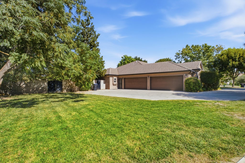 Photo of 6822 W Grove Avenue, Visalia, CA 93291 (MLS # 244645)