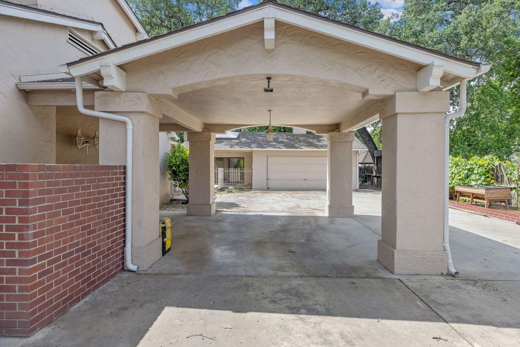 Photo of 1409 W Beverly Drive, Visalia, CA 93277 (MLS # 241794)
