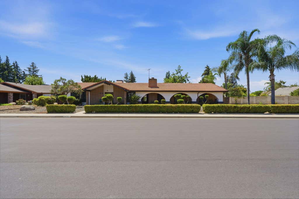 Photo of 2431 S University Street, Visalia, CA 93277 (MLS # 242882)