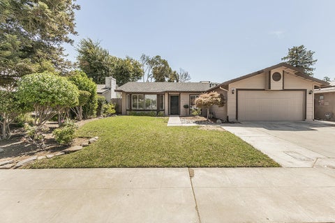 Photo of 5193 W Hampton Way, Fresno, CA 93722 (MLS # 243529)
