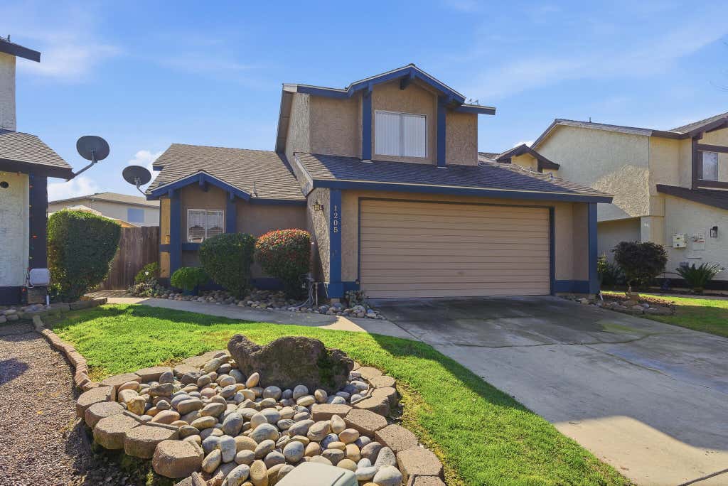 Photo of 1205 E Ferguson Avenue, Visalia, CA 93292 (MLS # 241837)