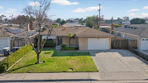 Photo of 1335 Cindy Avenue, Clovis, CA 93612 (MLS # 239660)