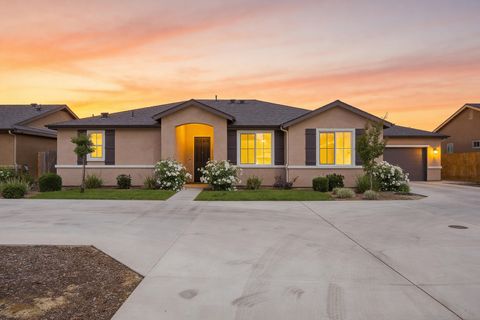 Photo of 224 W Kimball Avenue, Visalia, CA 93277 (MLS # 240646)