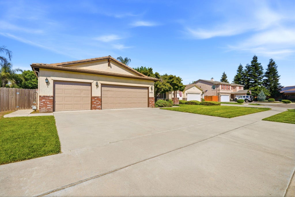 Photo of 2429 N Oak Grove Street, Visalia, CA 93291 (MLS # 241419)
