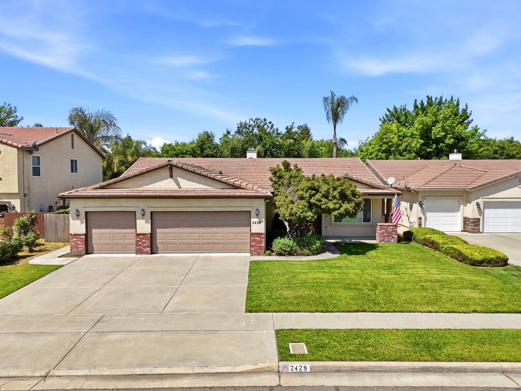 Photo of 2429 N Oak Grove Street, Visalia, CA 93291 (MLS # 241419)