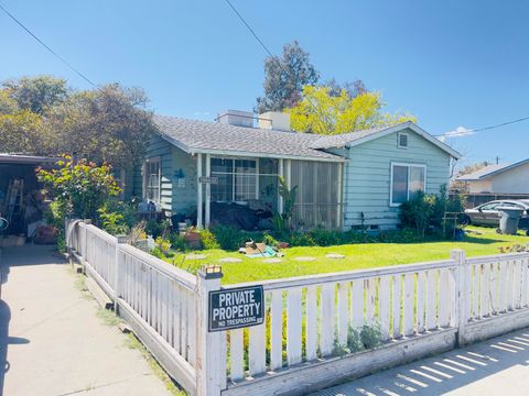 Photo of 1001 W 7th Street, Hanford, CA 93230 (MLS # 239322)