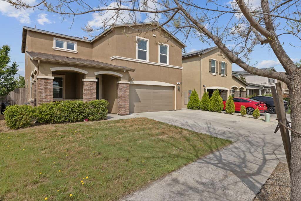 Photo of 641 S Laguna Street, Visalia, CA 93292 (MLS # 240687)