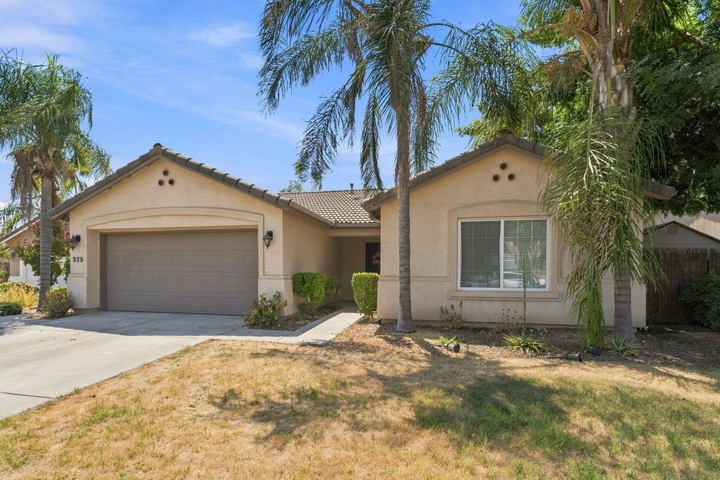 Photo of 929 W Elkhorn Court, Visalia, CA 93277 (MLS # 243451)