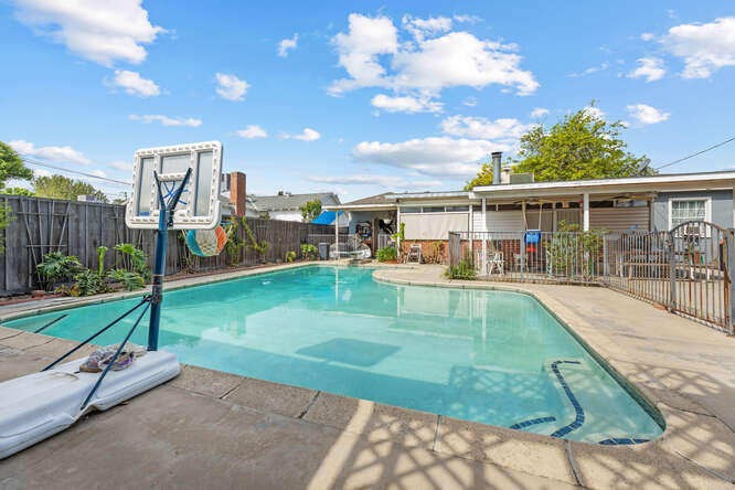 Tulare, California 93274, United States, 3 Bedrooms Bedrooms, ,1 BathroomBathrooms,Residential,Active,160698