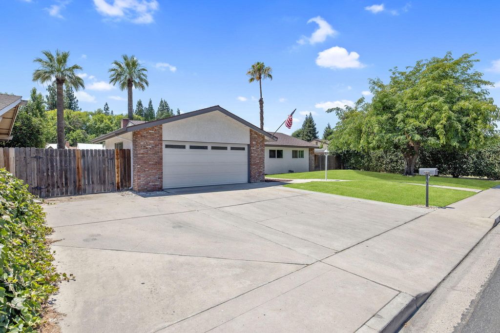 Photo of 3345 W Mill Creek Drive, Visalia, CA 93291 (MLS # 242440)