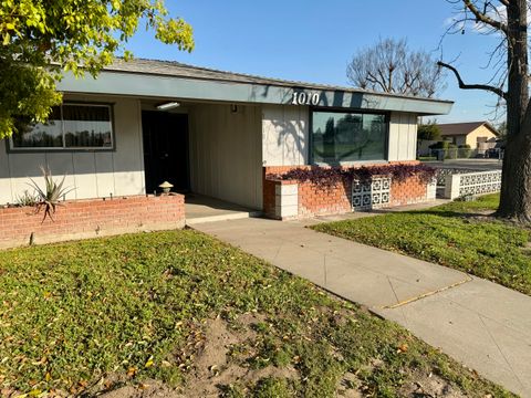 Photo of 1010 S Lovers Lane, Visalia, CA 93292 (MLS # 240181)