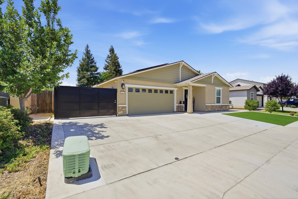 Photo of 2611 S Spruce Street, Visalia, CA 93292 (MLS # 241633)