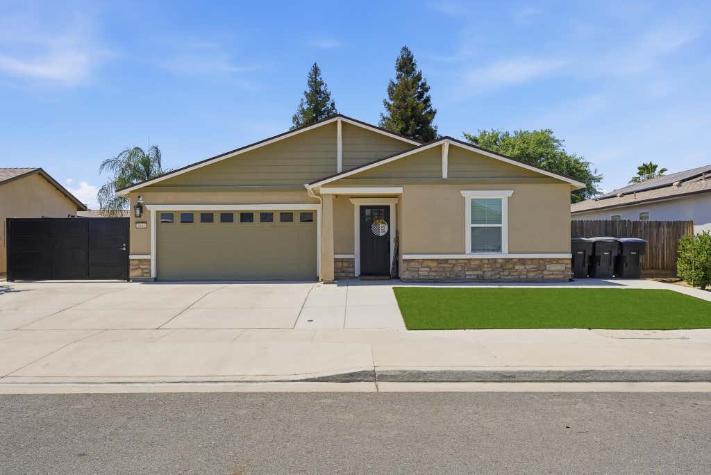 Photo of 2611 S Spruce Street, Visalia, CA 93292 (MLS # 241633)