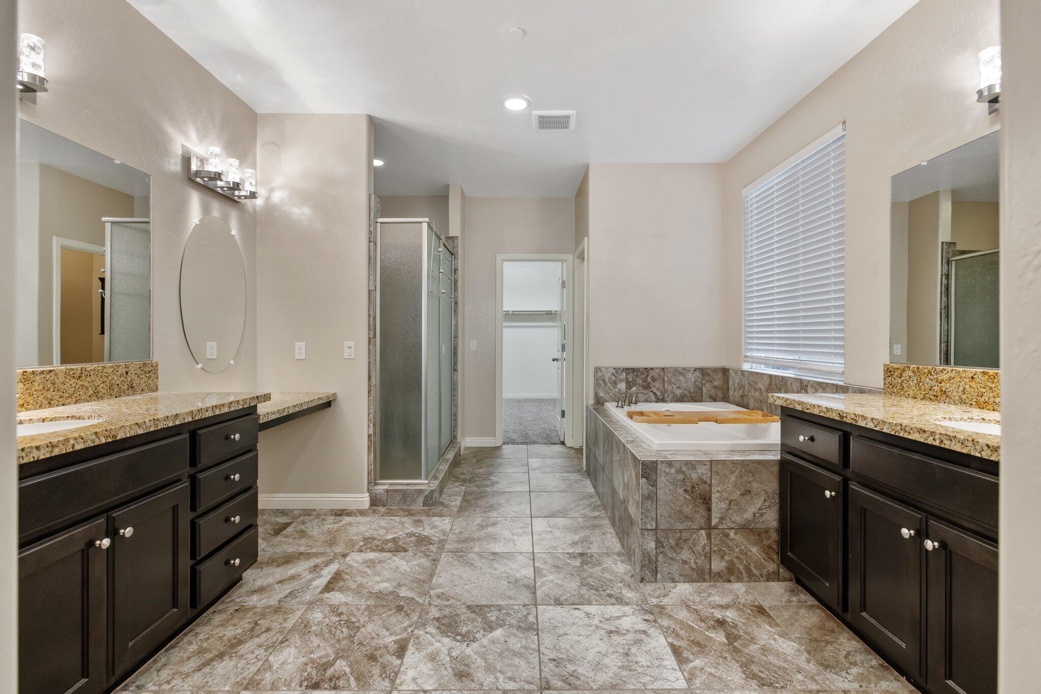 Visalia, California 93291, United States, 4 Bedrooms Bedrooms, ,3 BathroomsBathrooms,Residential,Active,890