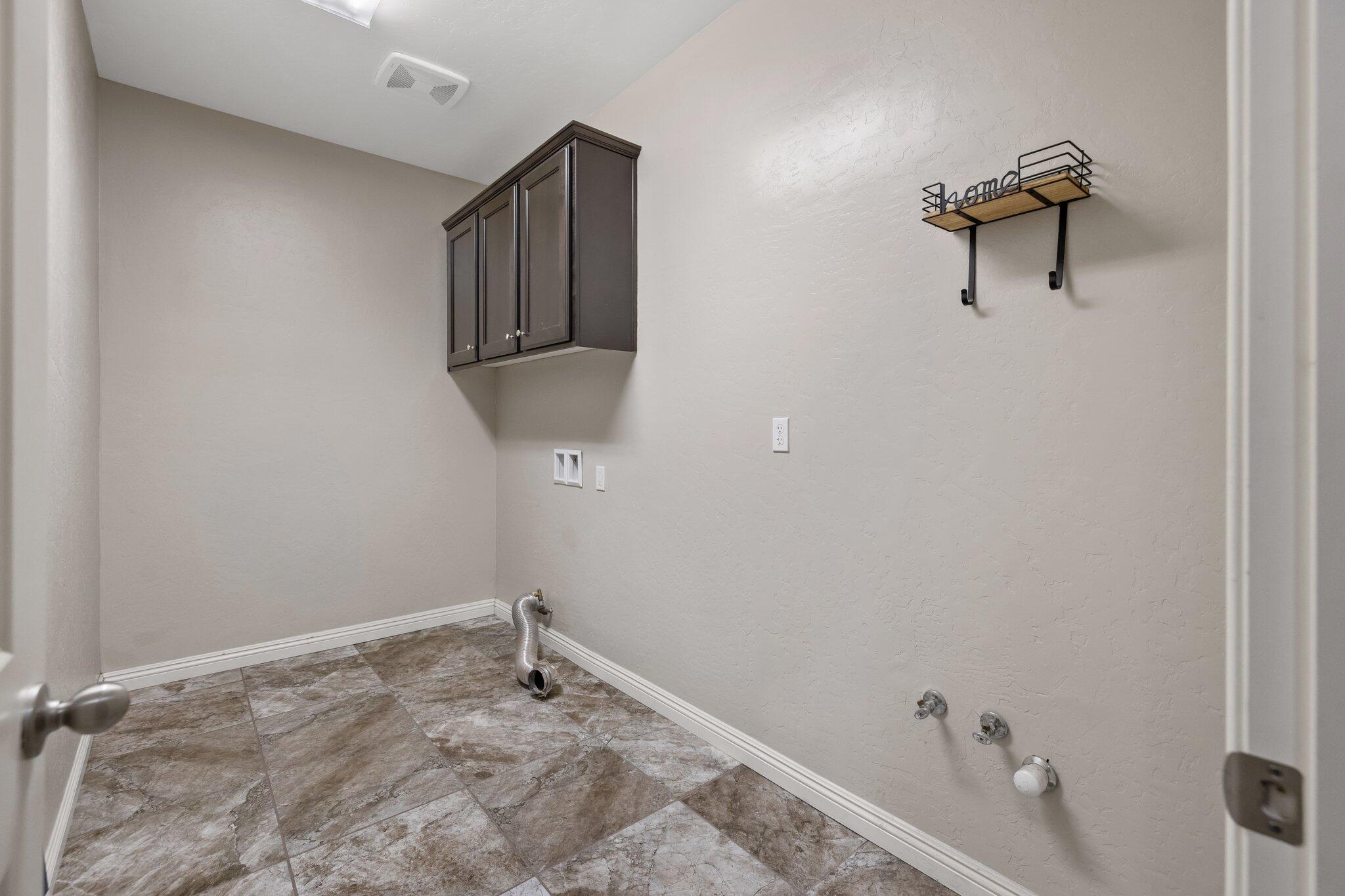 Visalia, California 93291, United States, 4 Bedrooms Bedrooms, ,3 BathroomsBathrooms,Residential,Active,890