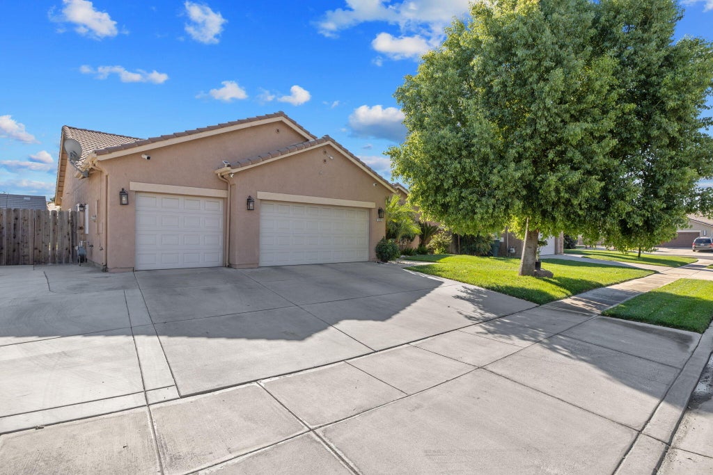 Photo of 3034 S Virmargo Court, Visalia, CA 93292 (MLS # 244131)