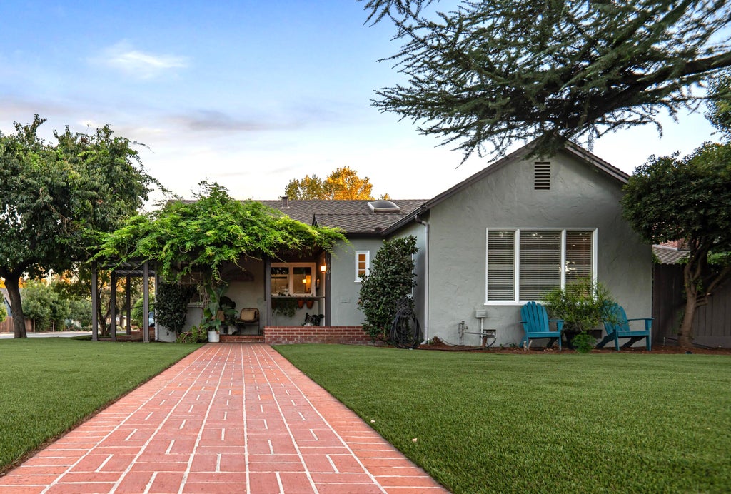 Photo of 1401 W Myrtle, Visalia, CA 93277 (MLS # 243703)