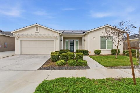 Photo of 434 E Tyler Court, Visalia, CA 93291 (MLS # 239804)