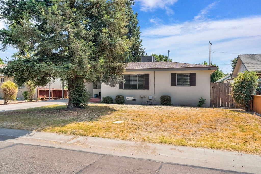 Photo of 4325 W Damsen Avenue, Visalia, CA 93291 (MLS # 243680)