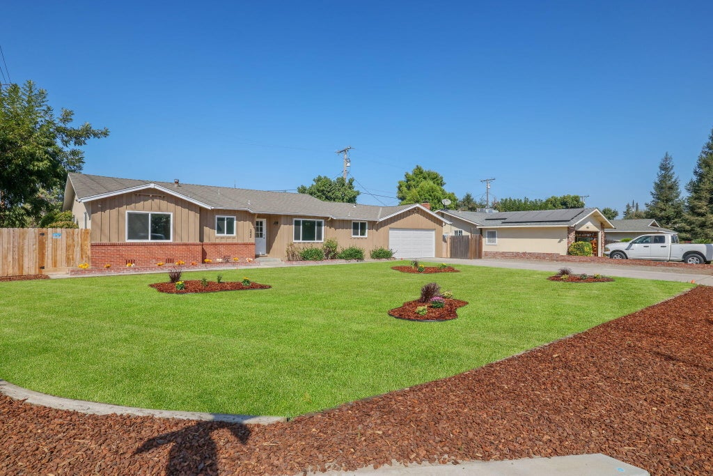 Photo of 332 W Walnut Avenue, Visalia, CA 93277 (MLS # 244313)