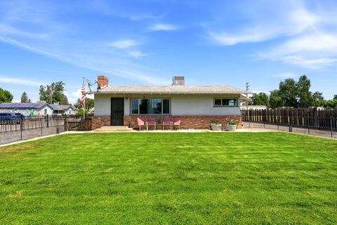 Photo of 4007 W Myrtle Avenue, Visalia, CA 93277 (MLS # 241553)