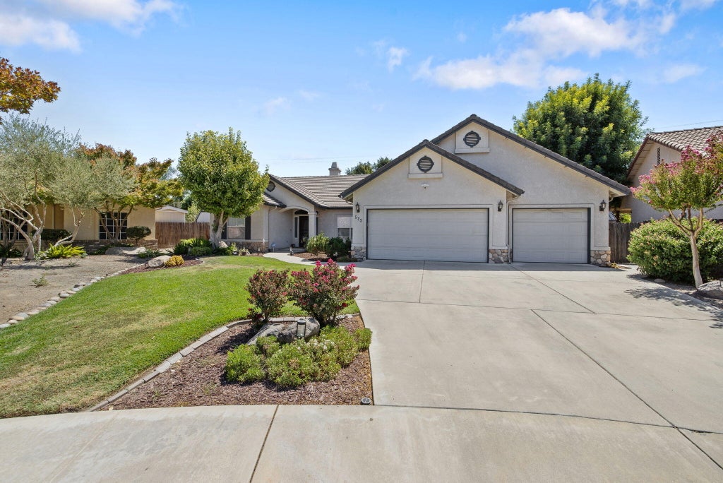 Photo of 523 W Country Court, Visalia, CA 93277 (MLS # 243707)