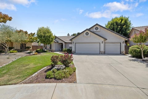 Photo of 523 W Country Court, Visalia, CA 93277 (MLS # 243707)