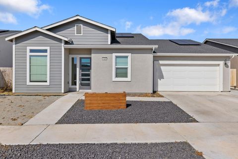 Photo of 324 E Newton Avenue, Visalia, CA 93291 (MLS # 240011)