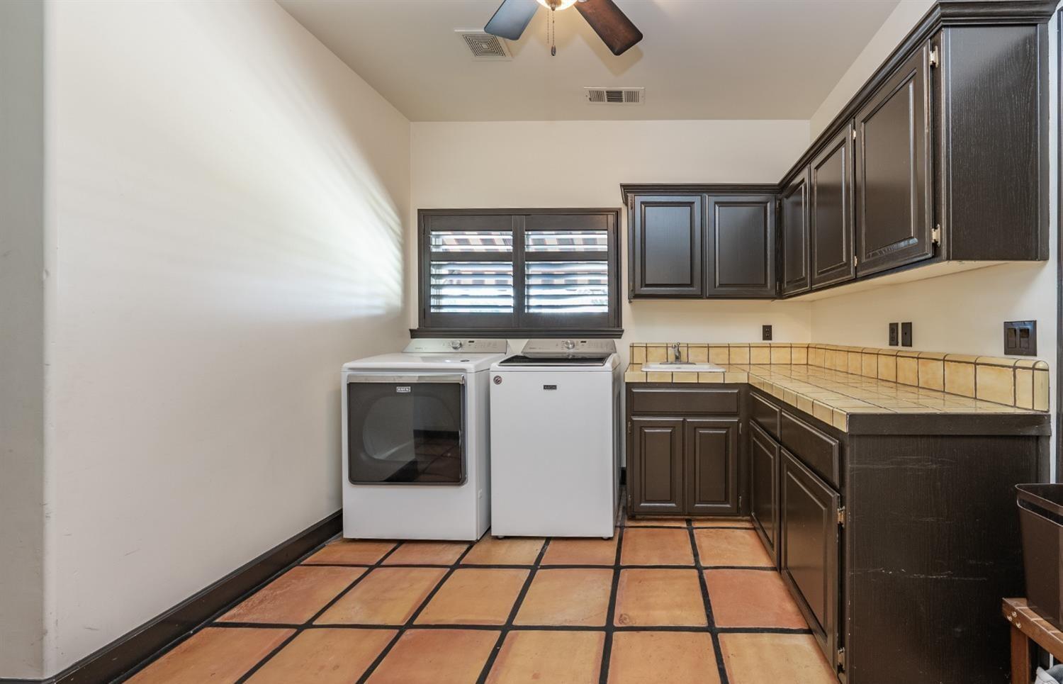 Hanford, California 93230, United States, 5 Bedrooms Bedrooms, ,5 BathroomsBathrooms,Residential,Active,144196