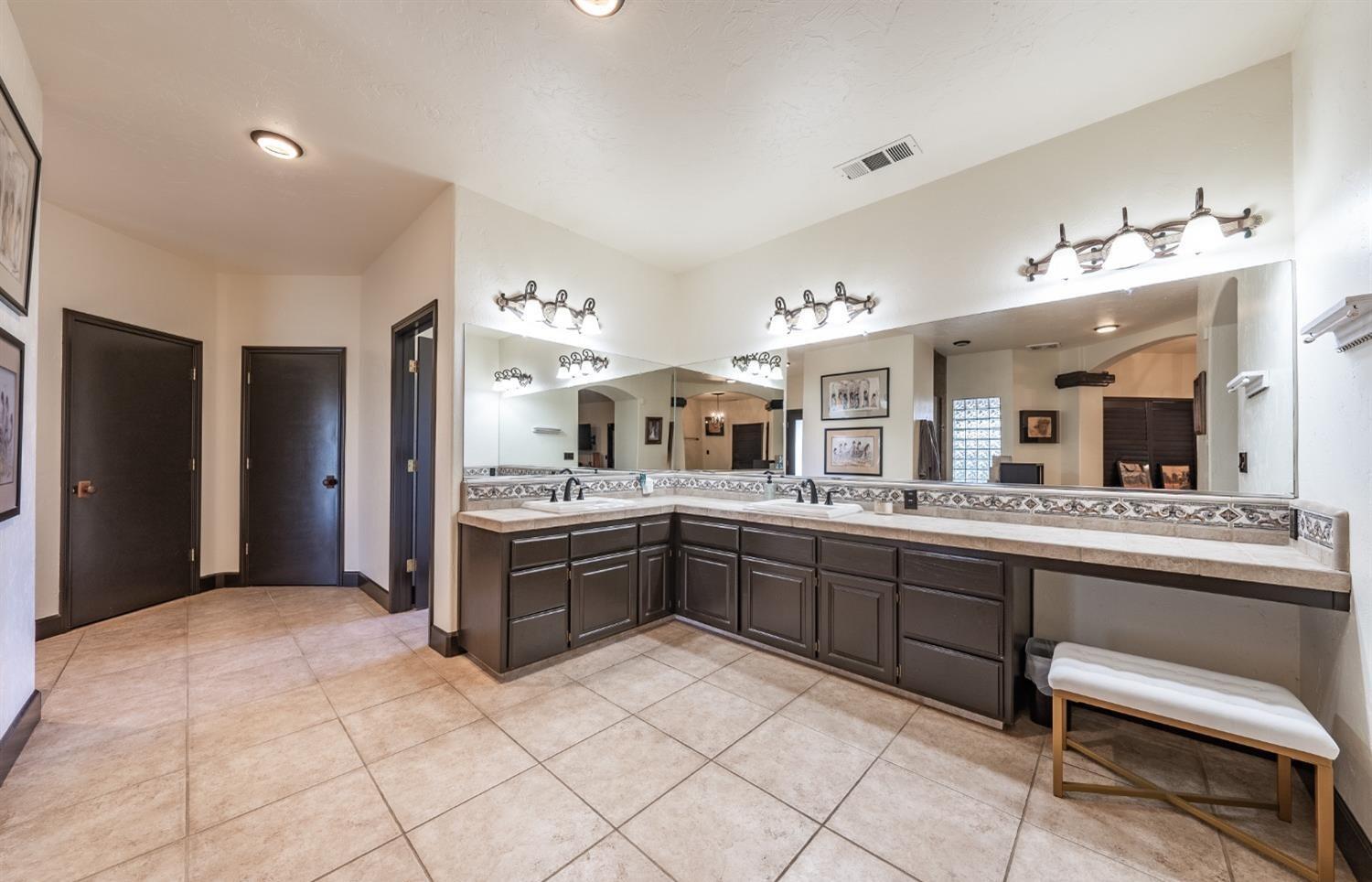 Hanford, California 93230, United States, 5 Bedrooms Bedrooms, ,5 BathroomsBathrooms,Residential,Active,144196