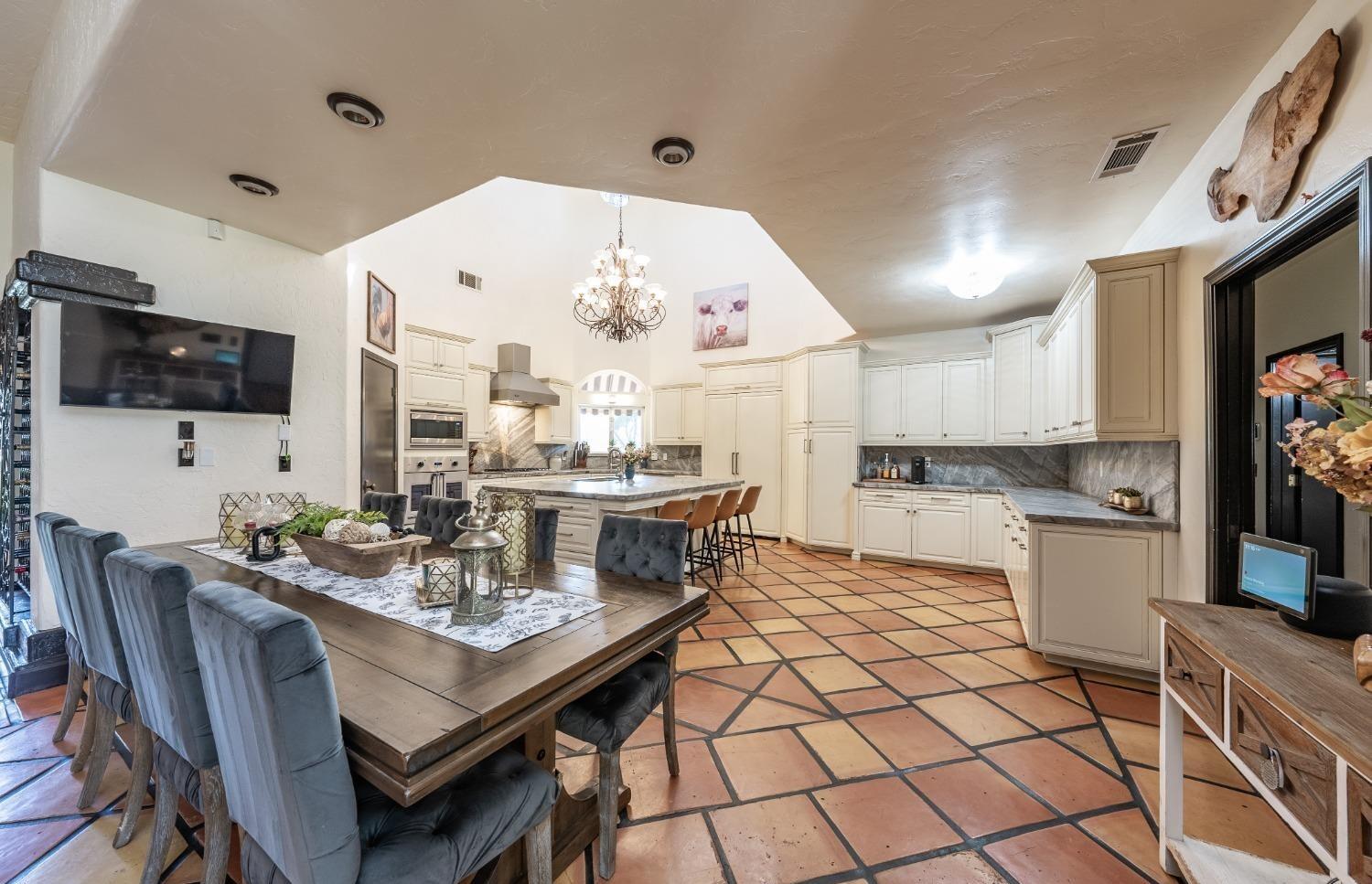 Hanford, California 93230, United States, 5 Bedrooms Bedrooms, ,5 BathroomsBathrooms,Residential,Active,144196