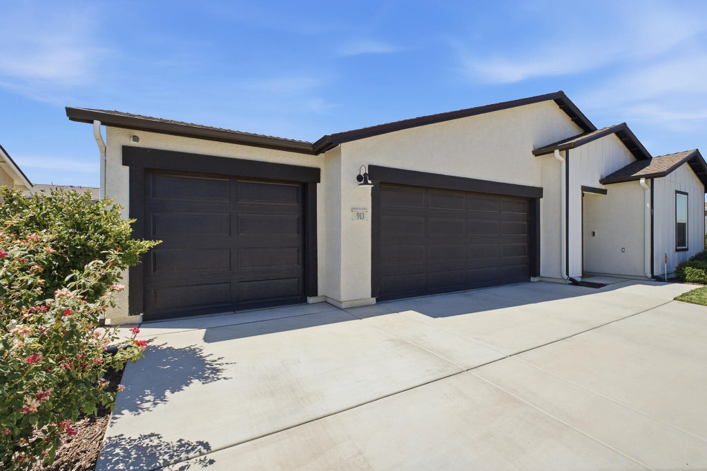 Photo of 913 E Elkhorn Avenue, Visalia, CA 93292 (MLS # 243042)