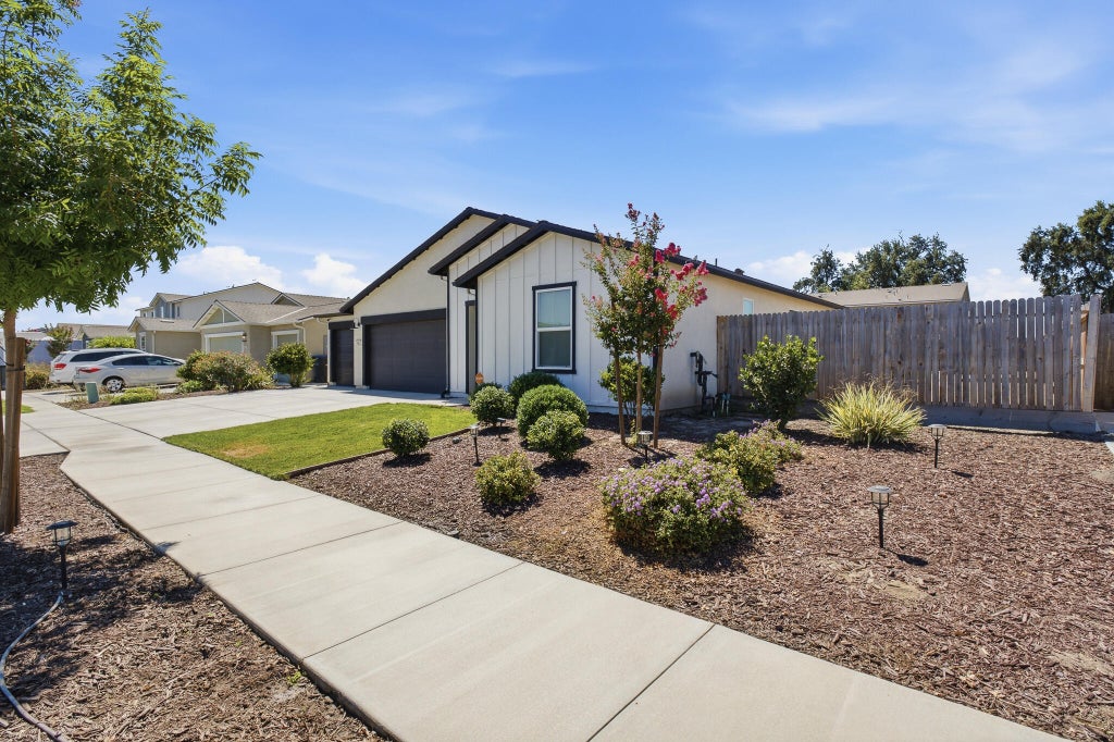 Photo of 913 E Elkhorn Avenue, Visalia, CA 93292 (MLS # 243042)