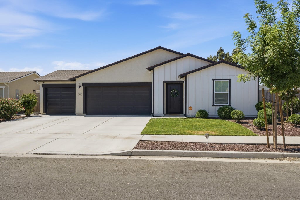 Photo of 913 E Elkhorn Avenue, Visalia, CA 93292 (MLS # 243042)