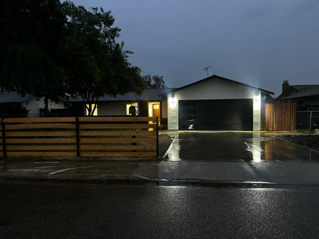 Photo of 1704 N Giddings Street, Visalia, CA 93291 (MLS # 240805)