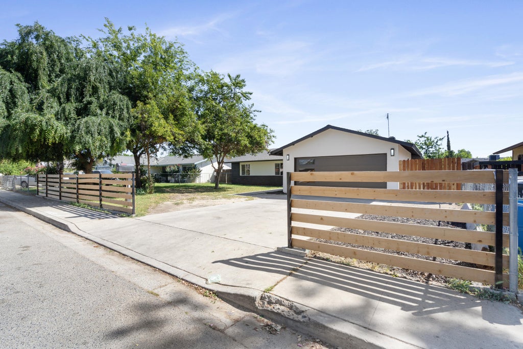 Photo of 1704 N Giddings Street, Visalia, CA 93291 (MLS # 240805)