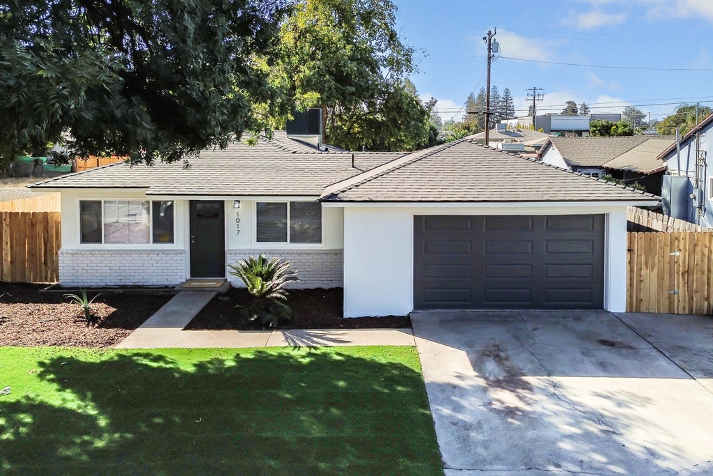 Photo of 1017 N Jacob Street, Visalia, CA 93291 (MLS # 244725)