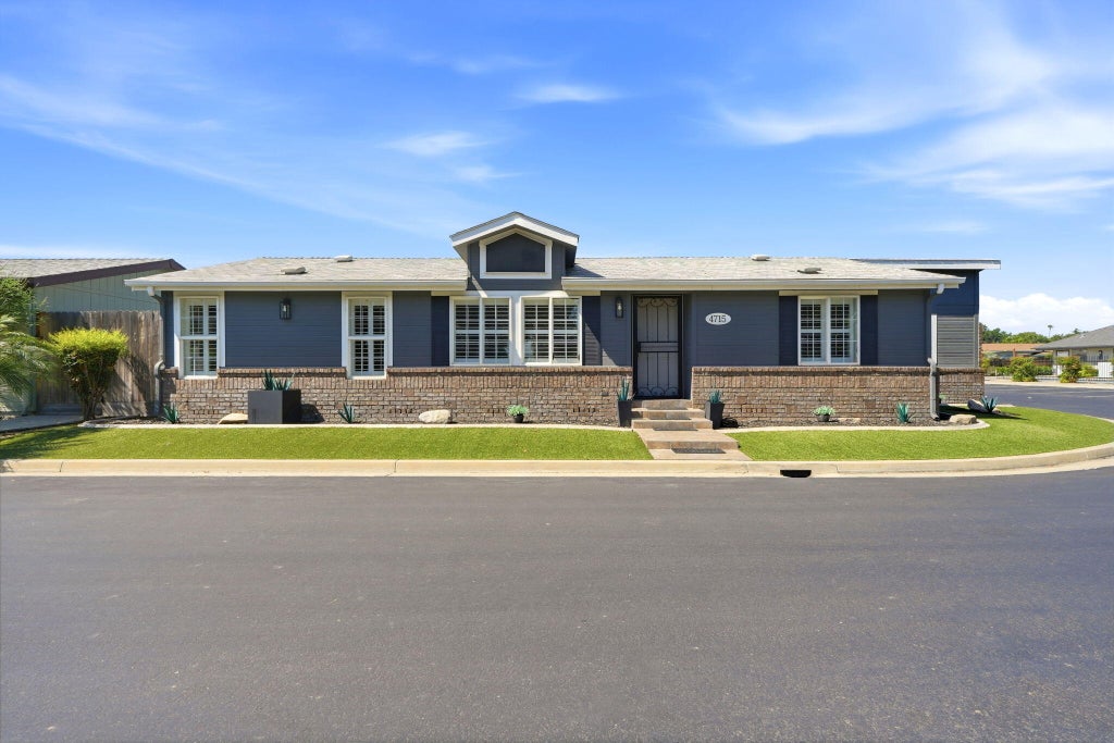Photo of 4715 S Verde Vista Street, Visalia, CA 93277 (MLS # 241653)