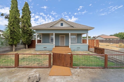 Photo of 112 Irwin Court, Hanford, CA 93230 (MLS # 243631)