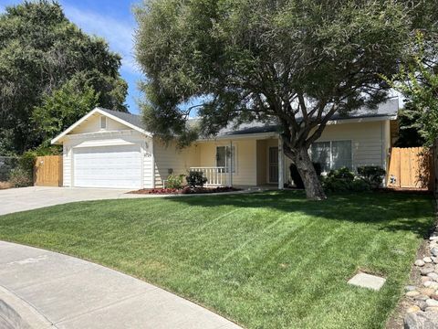 Photo of 4724 W Manor Court, Visalia, CA 93291 (MLS # 242077)