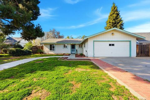 Photo of 407 N Vista Street, Visalia, CA 93292 (MLS # 240162)