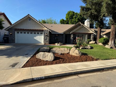 Photo of 1827 E Evergreen Court, Visalia, CA 93292 (MLS # 240892)