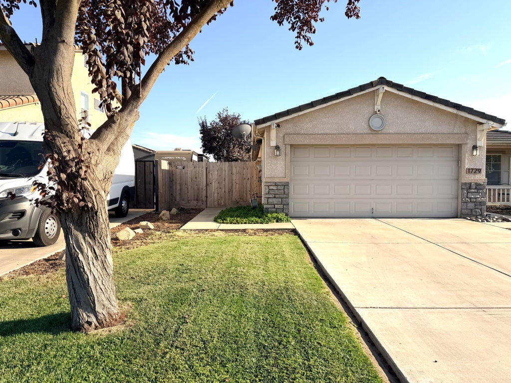 Photo of 1729 E Monte Verde Avenue, Visalia, CA 93292 (MLS # 243645)