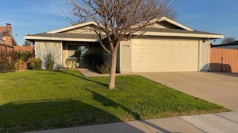 Photo of 736 S Spruce Street, Tulare, CA 93274 (MLS # 240070)
