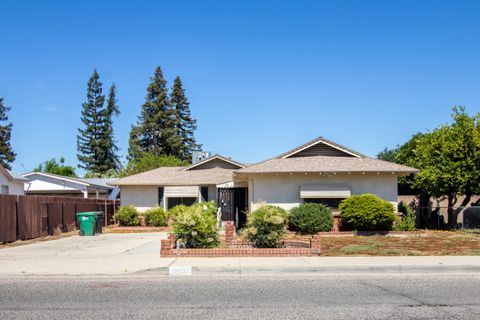 Photo of 674 W Putnam Avenue, Porterville, CA 93257 (MLS # 240999)