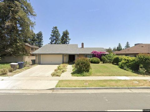 Photo of 1352 N M Street, Tulare, CA 93274 (MLS # 240197)