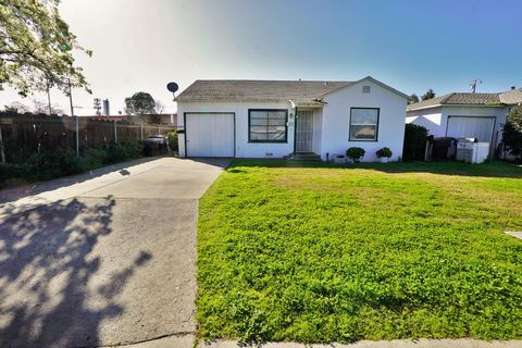Photo of 605 E Myrtle Street, Hanford, CA 93230 (MLS # 239825)