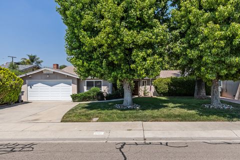Photo of 919 S Whitney Street, Visalia, CA 93277 (MLS # 241614)