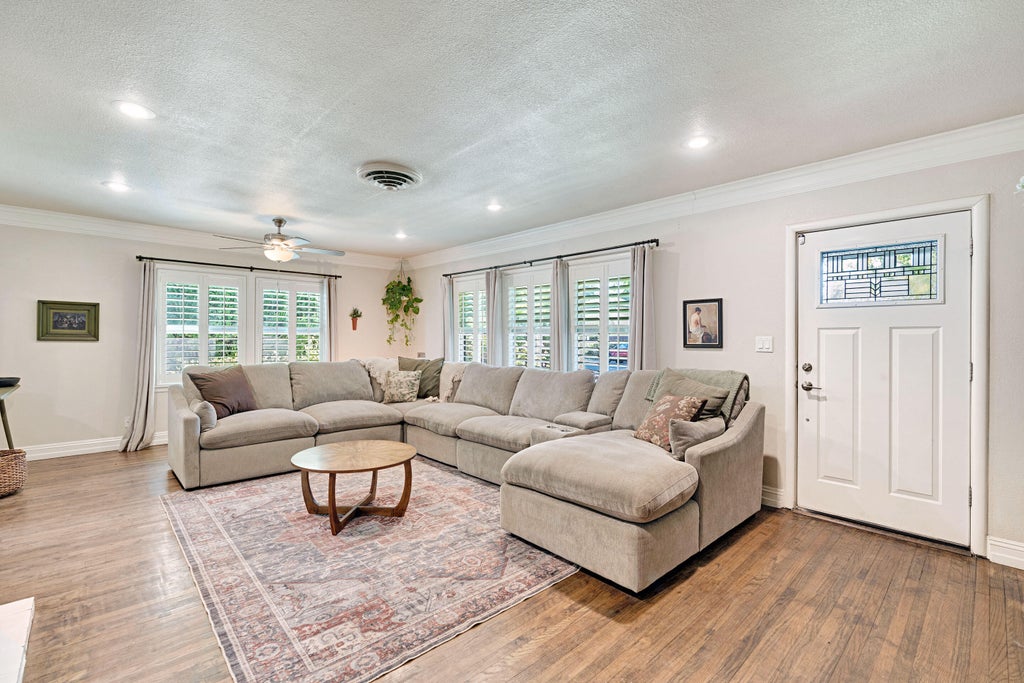 Photo of 1706 W Myrtle Avenue, Visalia, CA 93277 (MLS # 244682)