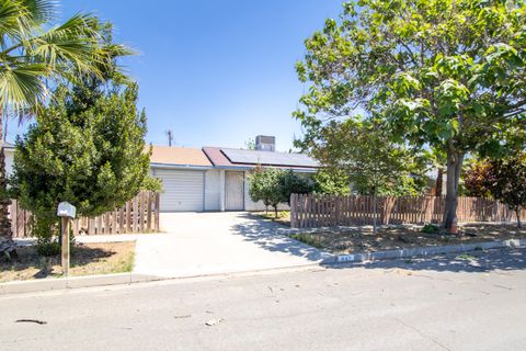 Photo of 842 S P Street, Tulare, CA 93274 (MLS # 241626)